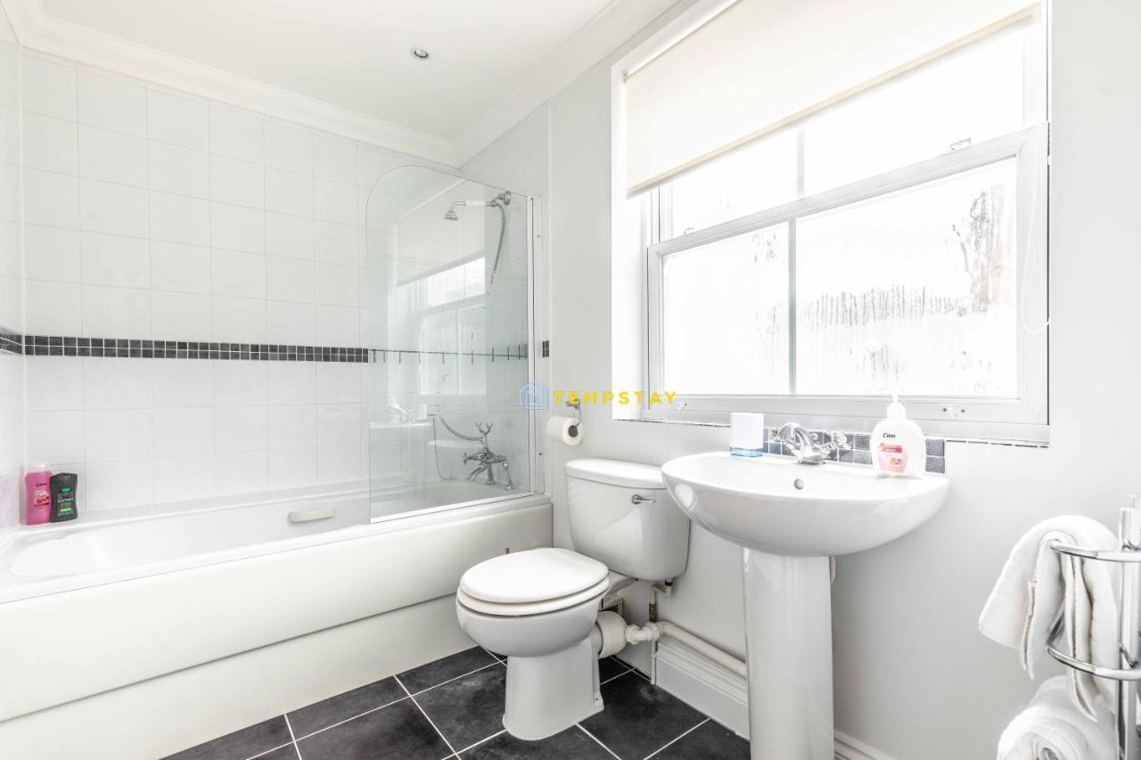 Perfect Spot In Central Windsor & Free Parking! Экстерьер фото